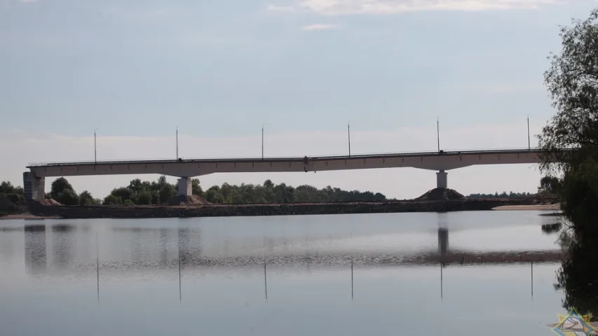 Фота і відэа падрыву моста з расколінай над Прыпяццю