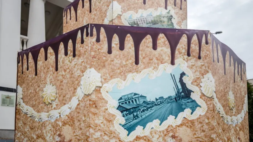 Каля мінскай ратушы з'явіўся вялізны торт (фотафакт)