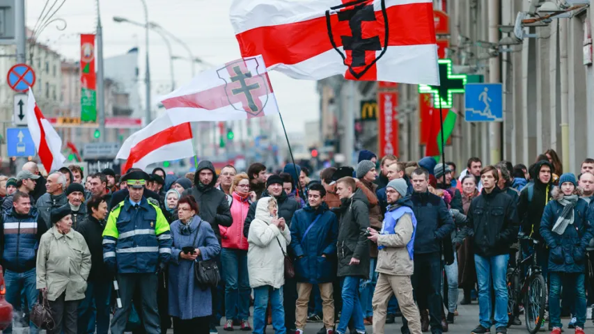 Фотарэпартаж з мінскай акцыі "Шэсце нацыянальнага сцяга"