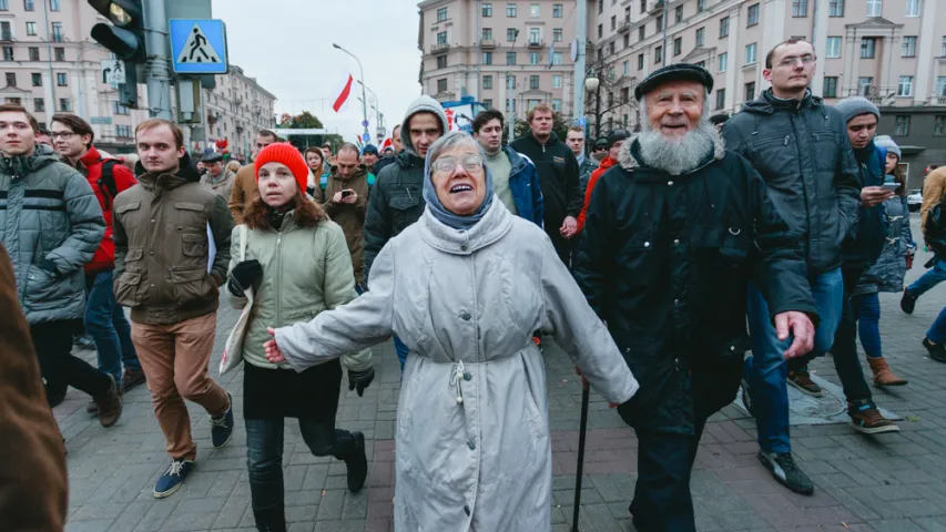 Фотарэпартаж з мінскай акцыі "Шэсце нацыянальнага сцяга"