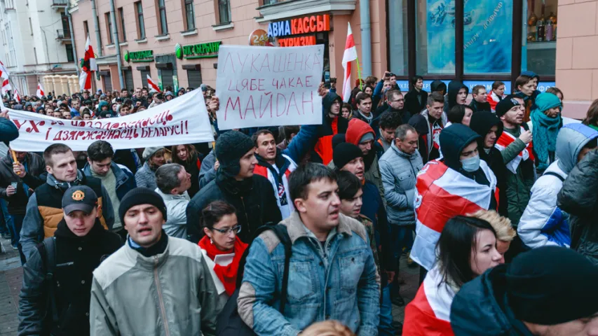 Фотарэпартаж з мінскай акцыі "Шэсце нацыянальнага сцяга"