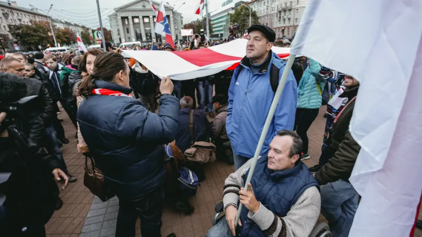 Фотарэпартаж з мінскай акцыі "Шэсце нацыянальнага сцяга"