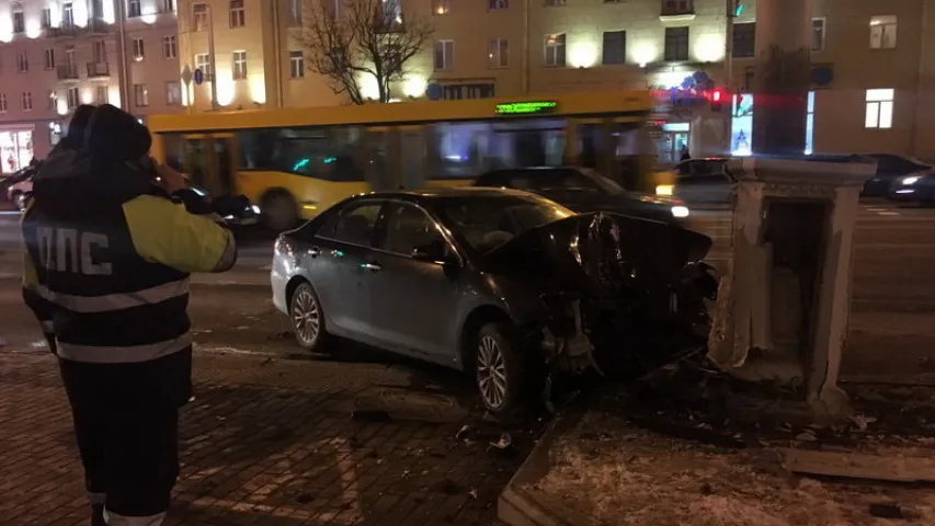 Аварыя ў цэнтры Мінска, аўтамабіль Toyota адкінула на слуп 