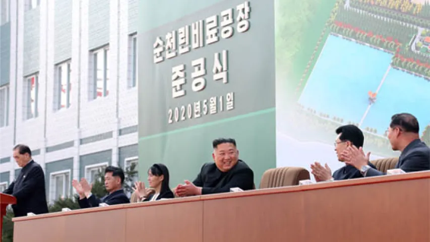 Скорее жив: cеверокорейские СМИ показали фото довольного Ким Чен Ына