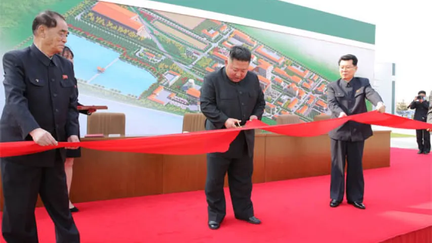Скорее жив: cеверокорейские СМИ показали фото довольного Ким Чен Ына