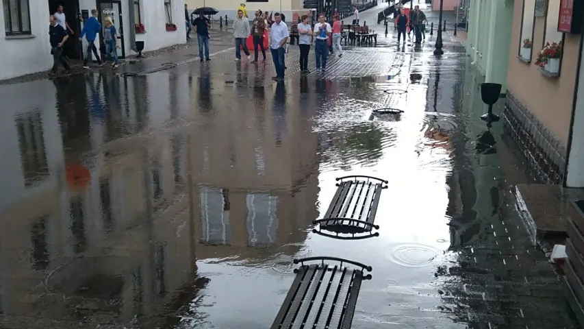 У Мінску затапіла нядаўна рэканструяваную вуліцу Камсамольскую