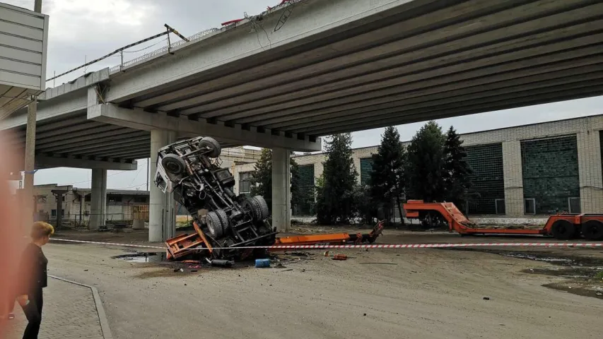 У Брэсце аўтакран зваліўся з моста (відэа)