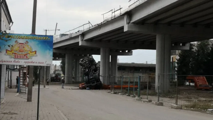 У Брэсце аўтакран зваліўся з моста (відэа)