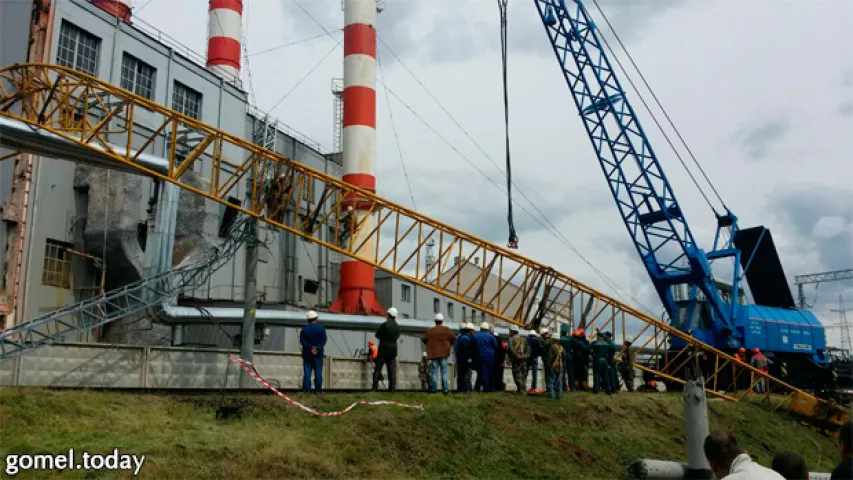 У Гомелі будаўнічы кран зваліўся на чыгунку, рух цягнікоў паралізаваны (фота)