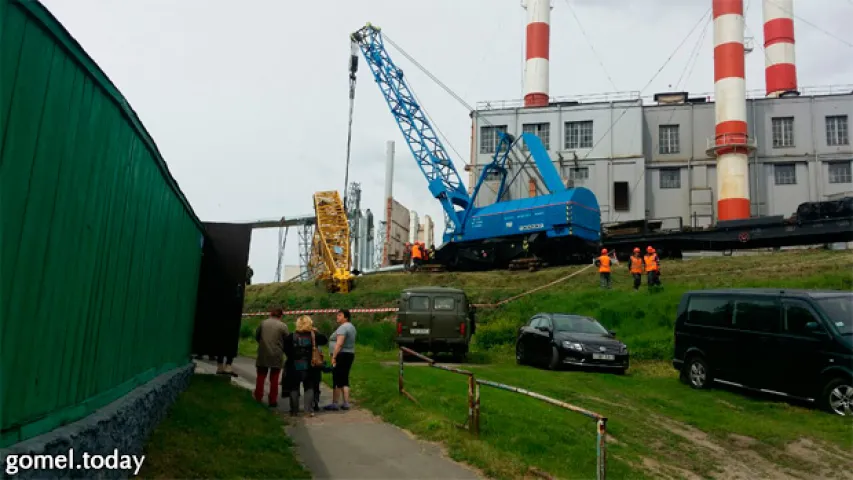 У Гомелі будаўнічы кран зваліўся на чыгунку, рух цягнікоў паралізаваны (фота)