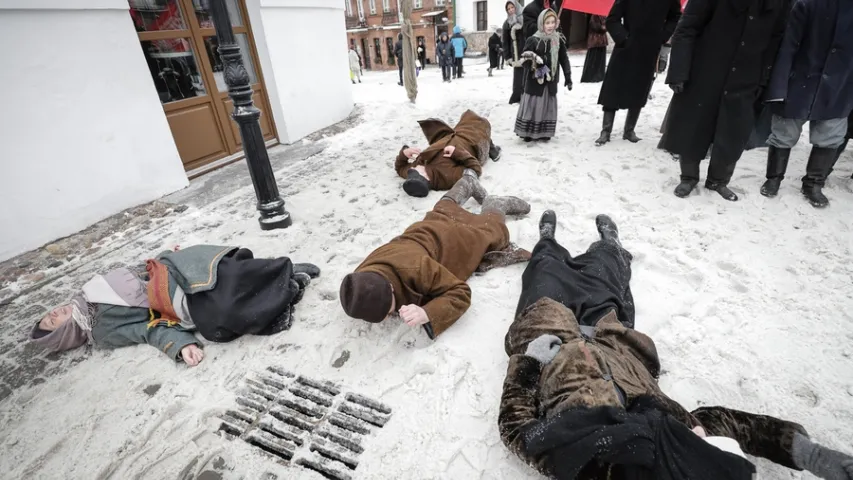 У цэнтры Мінска праходзіла масавая маніфестацыя — гэта здымалі кіно пра Купалу