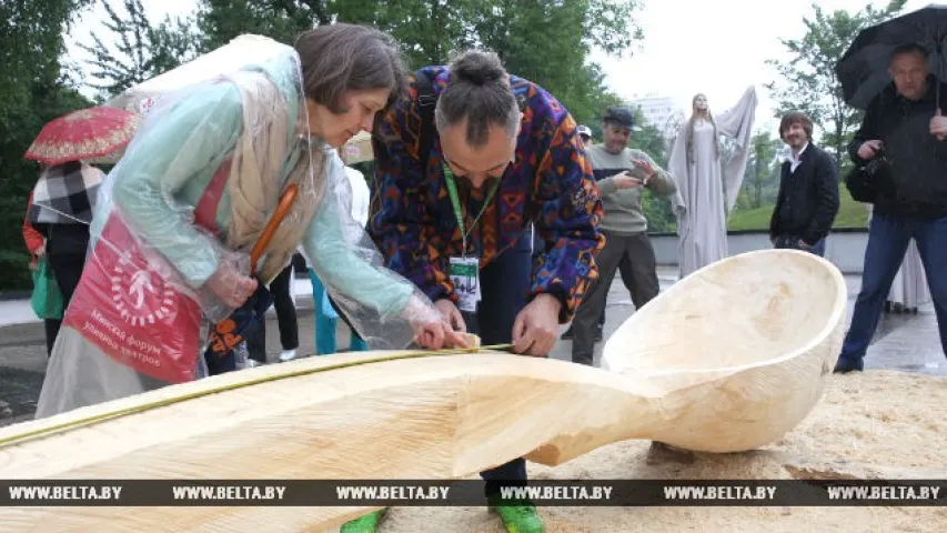 На "Славянском базаре" изготовили гигантскую деревянную "Царь-ложку"