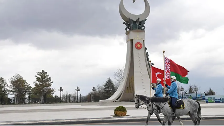 Лукашэнку ў Турцыі сустракалі 40 вершнікаў і касцюмаваныя янычары (фота, відэа)