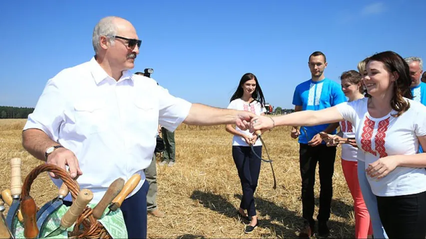 Лукашэнка паказаў журналістам "прэзідэнцкае поле" і навучыў жаць сярпом