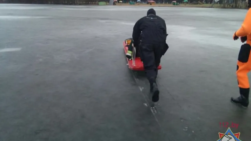 У Чашніцкім раёне ўратавалі рыбака, які праваліўся пад лёд (фота)