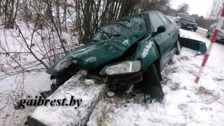 Пад Лунінцам аўтамабіль урэзаўся ў пліту меліярацыйнага канала (фота)