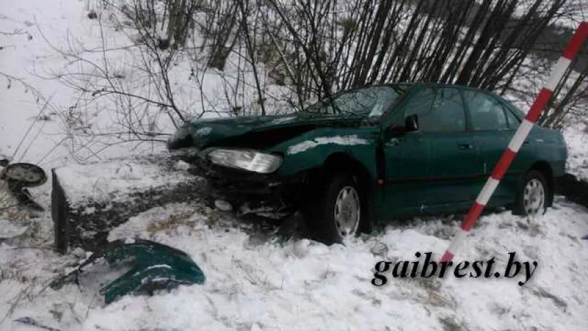 Пад Лунінцам аўтамабіль урэзаўся ў пліту меліярацыйнага канала (фота)