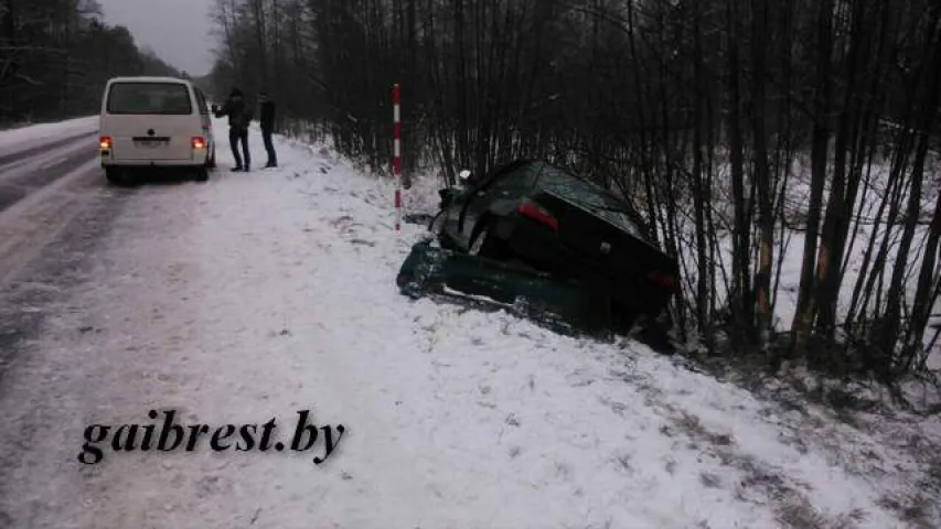 Пад Лунінцам аўтамабіль урэзаўся ў пліту меліярацыйнага канала (фота)