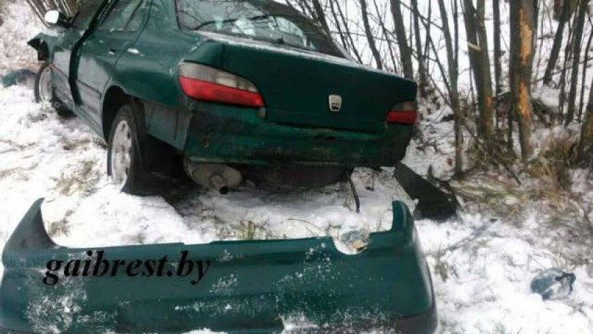 Пад Лунінцам аўтамабіль урэзаўся ў пліту меліярацыйнага канала (фота)
