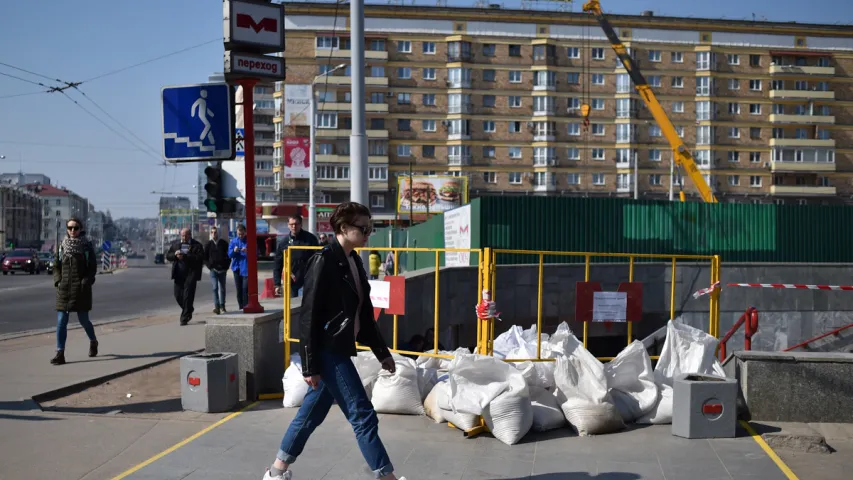 Вакол новых станцыяў метро здымаюць будаўнічыя агароджы — што там?