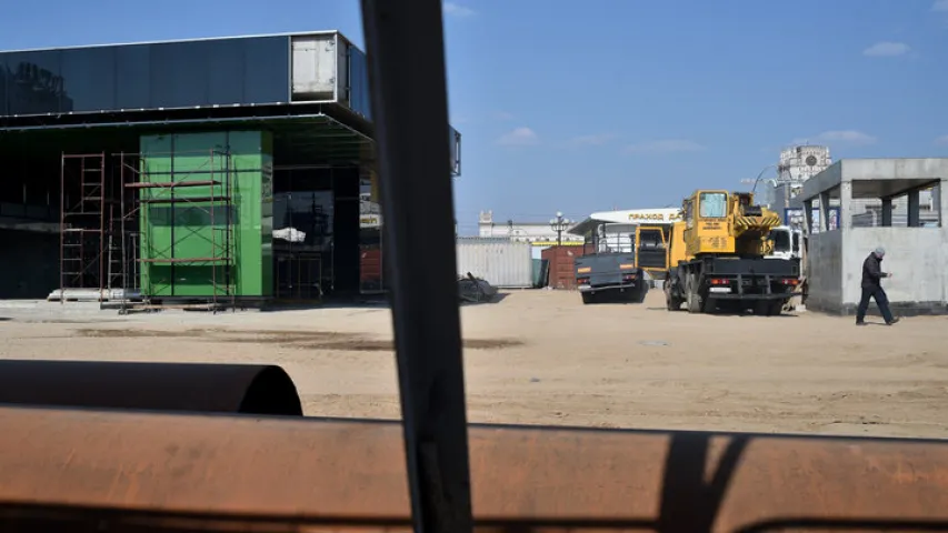 Вакол новых станцыяў метро здымаюць будаўнічыя агароджы — што там?