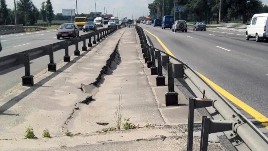 На МКАД абмяжуюць рух, бо праваліўся асфальт