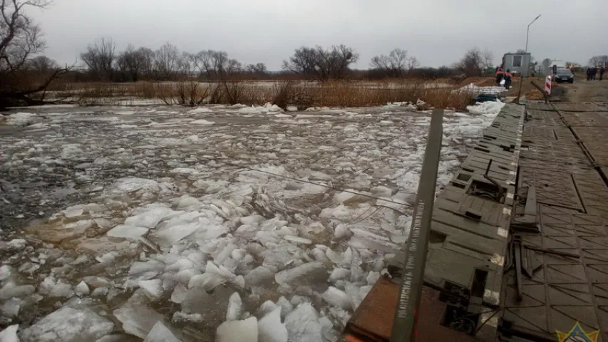 У Жыткавіцкім раёне лёд пагражаў пантоннай пераправе