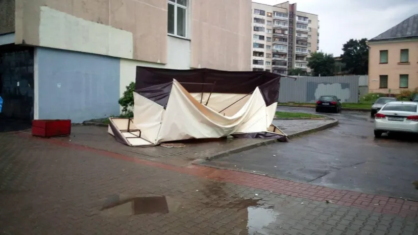 Падчас залевы ў Мінску на студэнтаў звалілася гандлёвая палатка