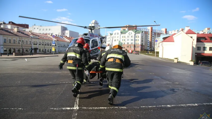 У цэнтр Мінска былі выкліканыя верталёты МНС (фота, відэа)
