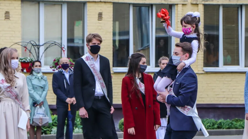 В защитных экранах и масках: последний звонок в Беларуси в условиях эпидемии