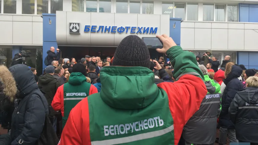 У Мінску людзі выйшлі да "Белнафтахіма" — супраць падаражэння паліва