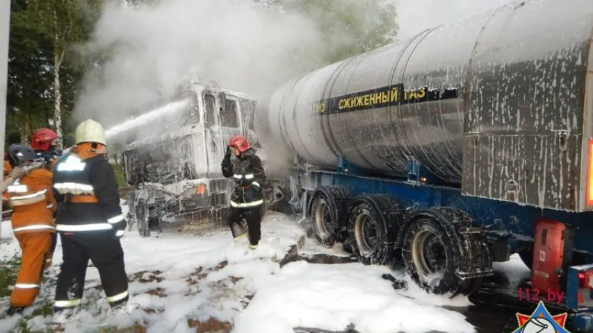 У Наваполацку грузавік са звадкаваным газам урэзаўся ў дрэва