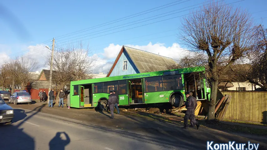 У Бабруйску аўтобус з пасажырамі знёс дрэва і пратараніў гаражы (фота)