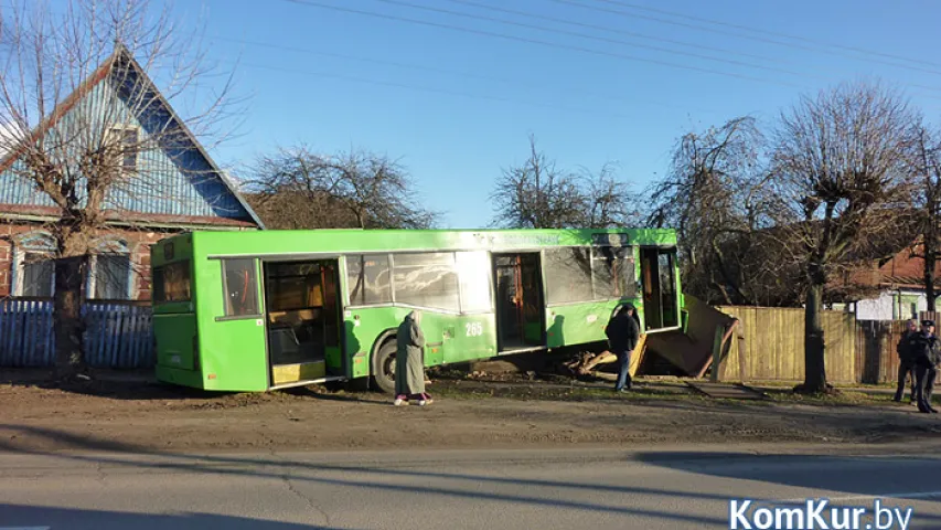 У Бабруйску аўтобус з пасажырамі знёс дрэва і пратараніў гаражы (фота)