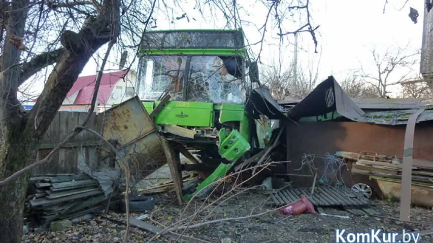 У Бабруйску аўтобус з пасажырамі знёс дрэва і пратараніў гаражы (фота)