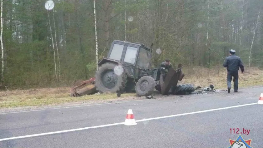 У аўтааварыі ў Свіслацкім раёне разваліўся трактар (фота)