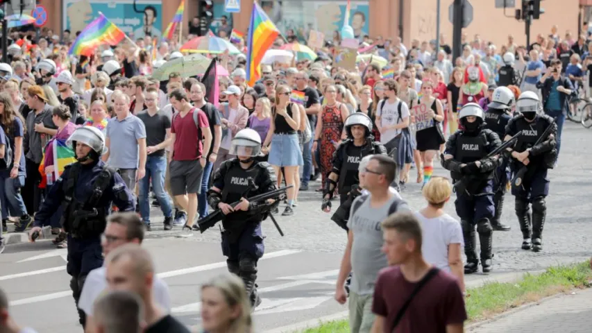 У Беластоку прайшоў гей-парад, паліцыя стрымлівала яго праціўнікаў