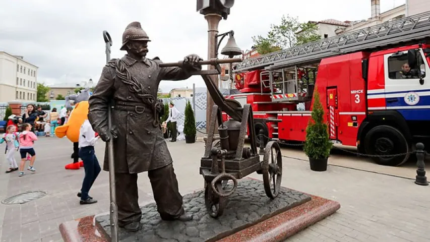 У Мінску з'явілася статуя Пажарнага