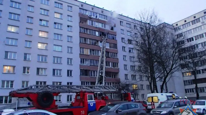 У Мінску гарэла кватэра, пад гаўбцом знайшлі жанчыну