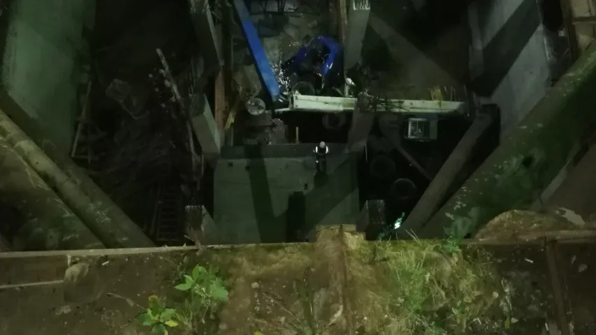 На стройке третьей линии метро упал автокран с машинистом внутри