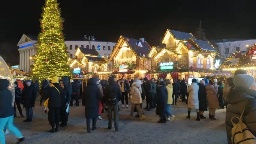 Киев всё же зажёг огни на новогодней ёлке. А как это было в прошлом году?