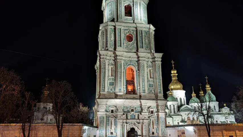 Житель Киева показал, как выглядит несломленный предновогодний город