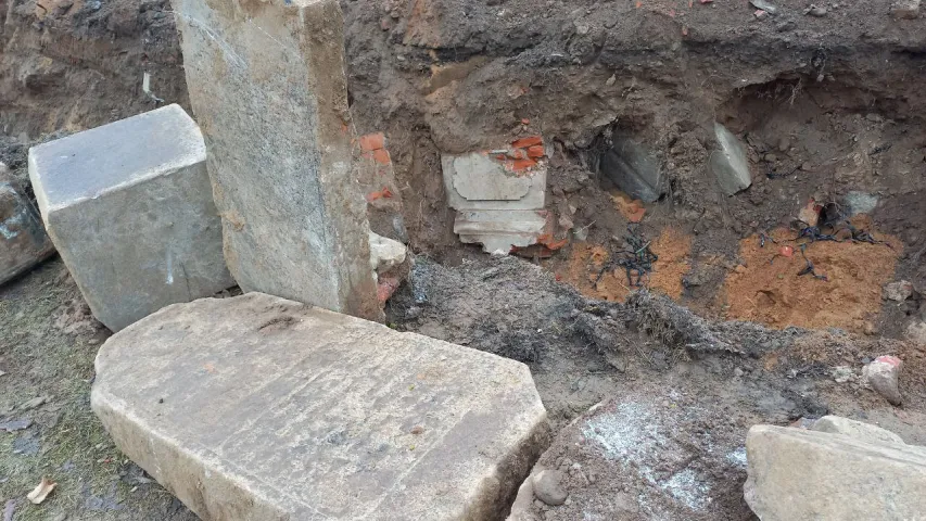 В Минске строители копают на месте еврейского кладбища: что обнаружено в траншее