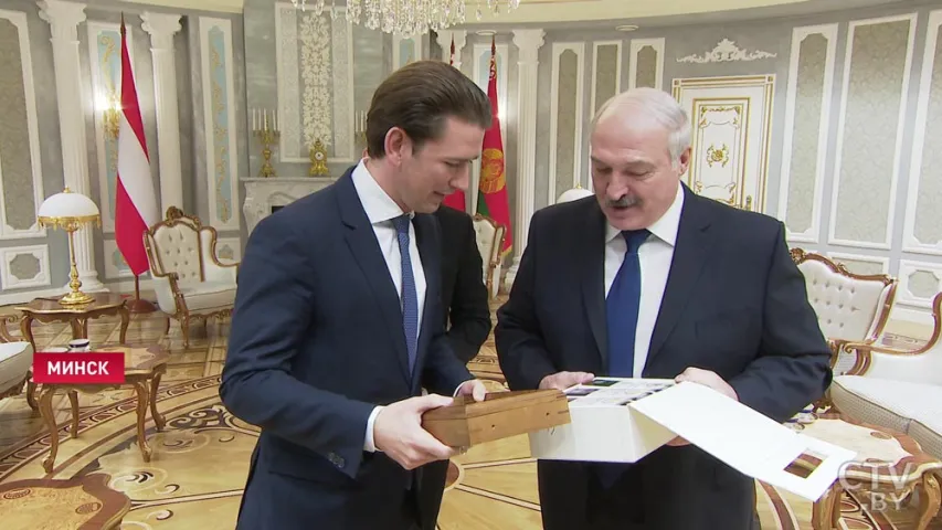 Федэральны канцлер Аўстрыі прывёз Лукашэнку горныя лыжы і атрымаў ікону