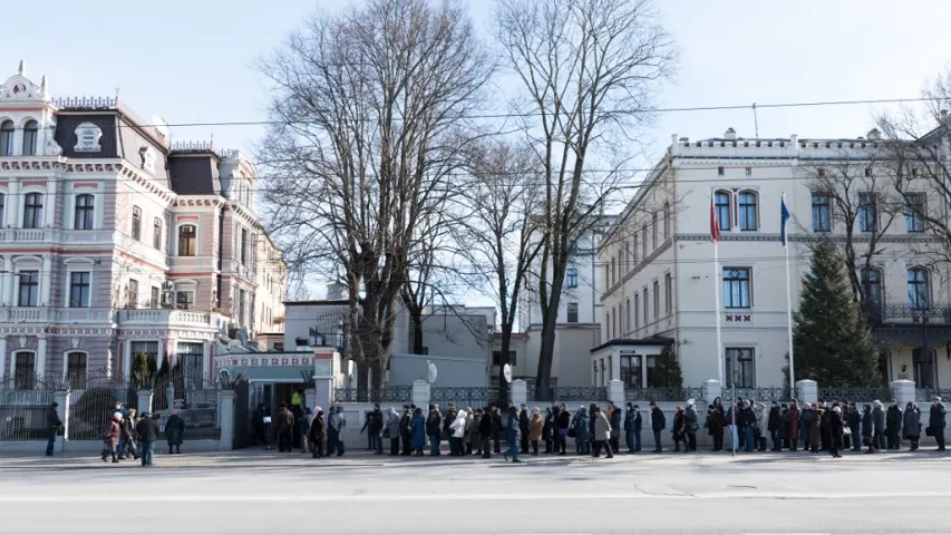 В Минске, Риге и Таллинне россияне стояли в очередях, чтобы проголосовать (фото)