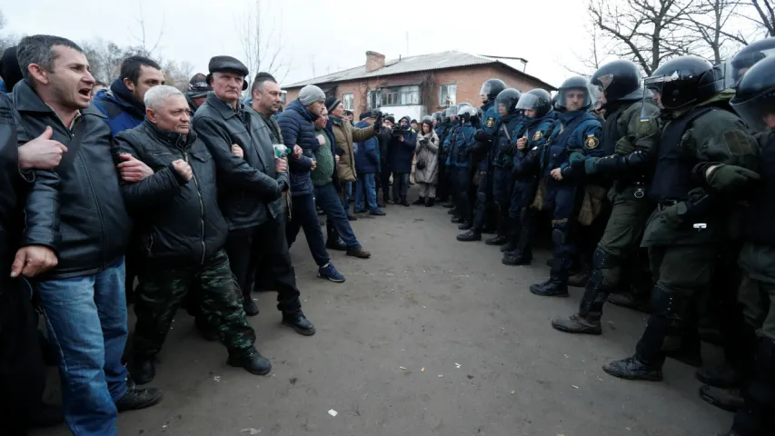 Ва Украіне эвакуяваных з Кітая суайчыннікаў сустрэлі камянямі