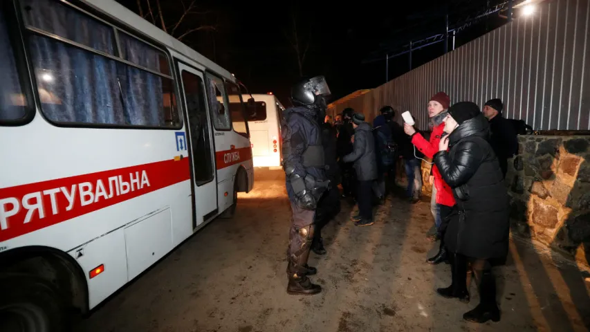 Ва Украіне эвакуяваных з Кітая суайчыннікаў сустрэлі камянямі