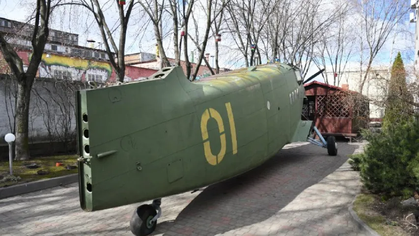 На мінскай вуліцы "прызямліўся" самалёт Ан-2, у ім адкрыюць кавярню