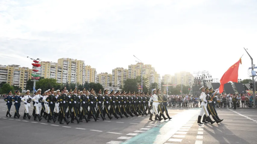 Расійскі генерал завітаў на рэпетыцыю ваеннага парада ў Мінску (фота)