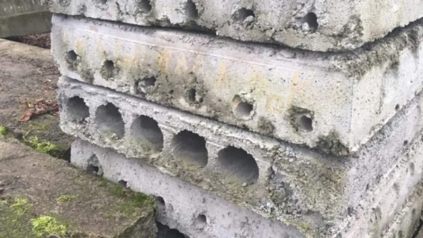 Гродзенскія ратавальнікі выцягнулі шчанюкоў, якія захраслі ў бетоннай пліце